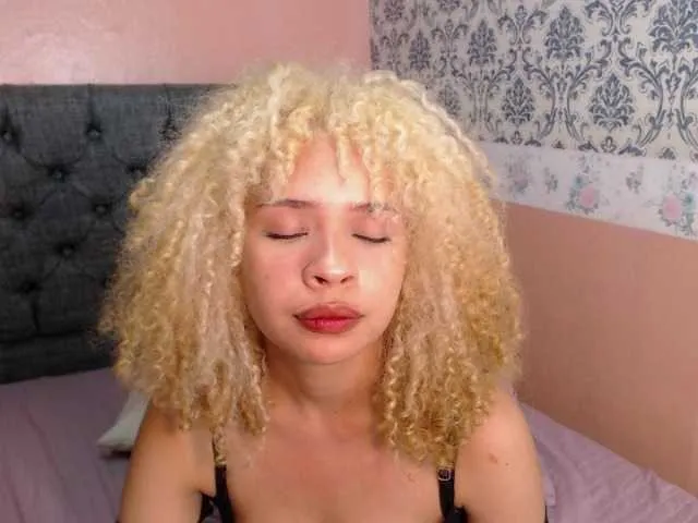 Live sex webcam photo for AidaWell #277337991