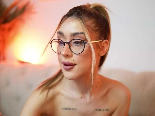 Live sex webcam photo for AileenKiss #293933106