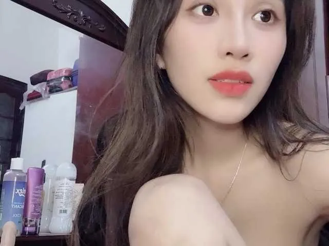 Live sex webcam photo for Aimee120 #290350925