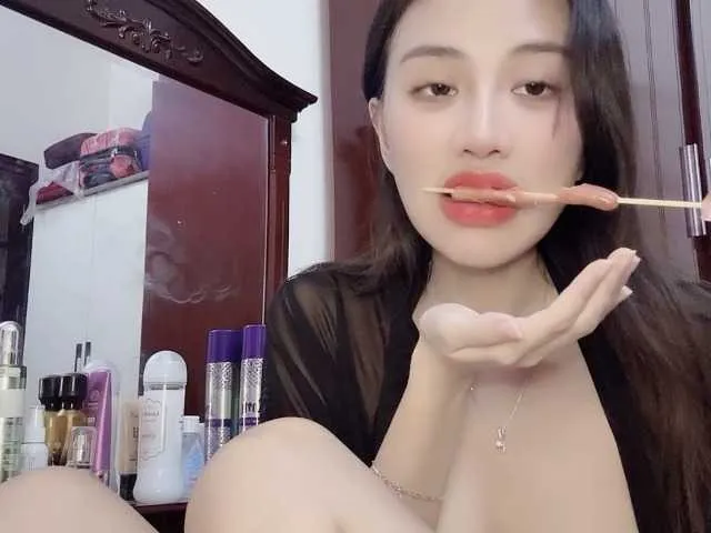 Live sex webcam photo for Aimee120 #290524442