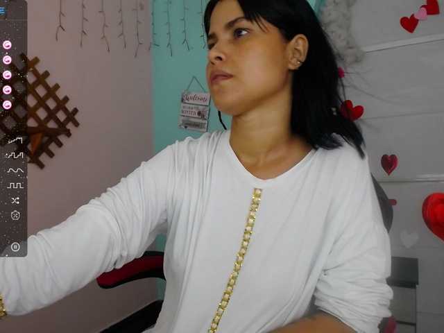 Live sex webcam photo for AishaAmin #276956721