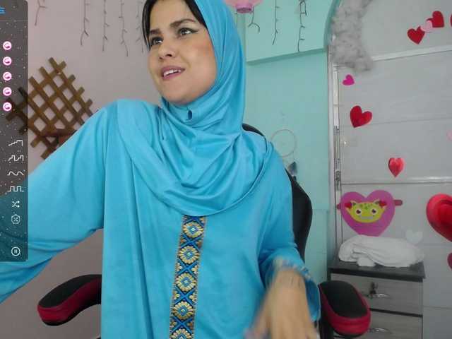 Live sex webcam photo for AishaAmin #276975792