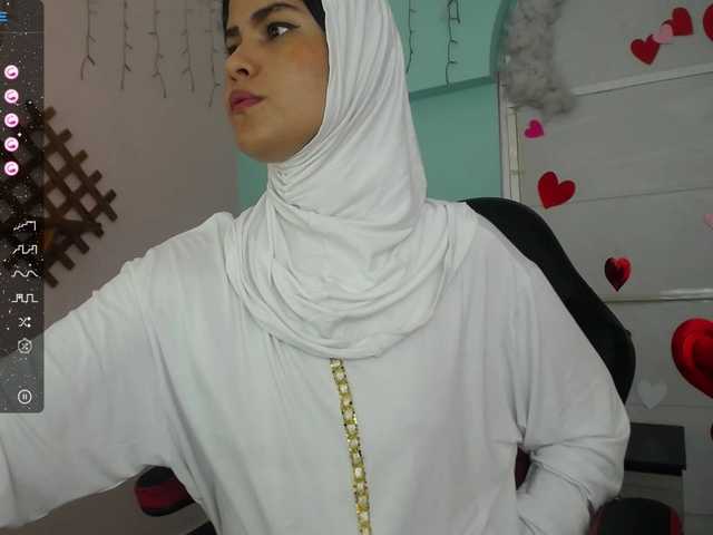 Live sex webcam photo for AishaAmin #277010521