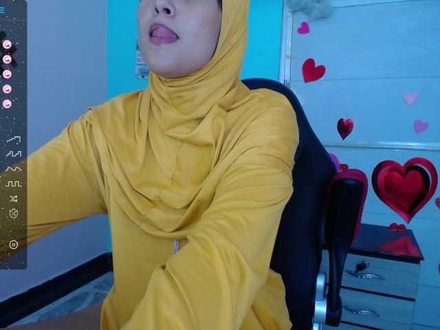 Live sex webcam photo for AishaAmin #277048261