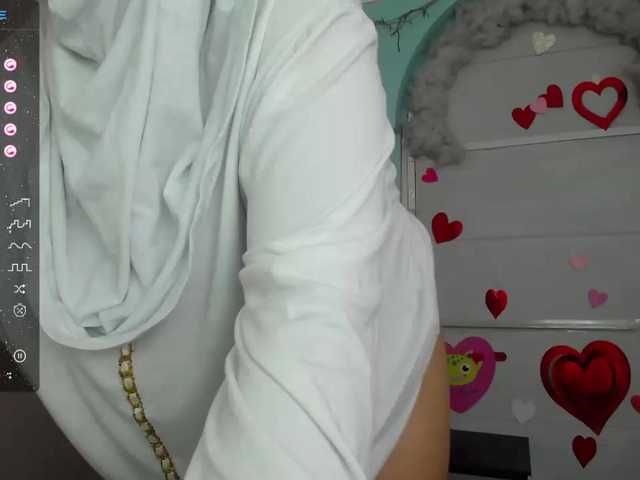 Live sex webcam photo for AishaAmin #277052933