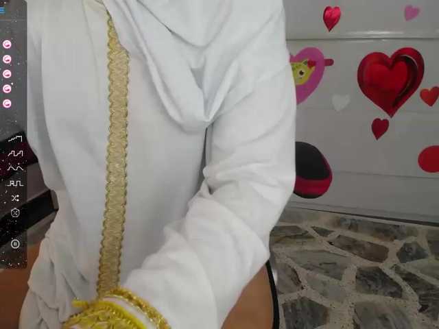 Live sex webcam photo for AishaAmin #277208428