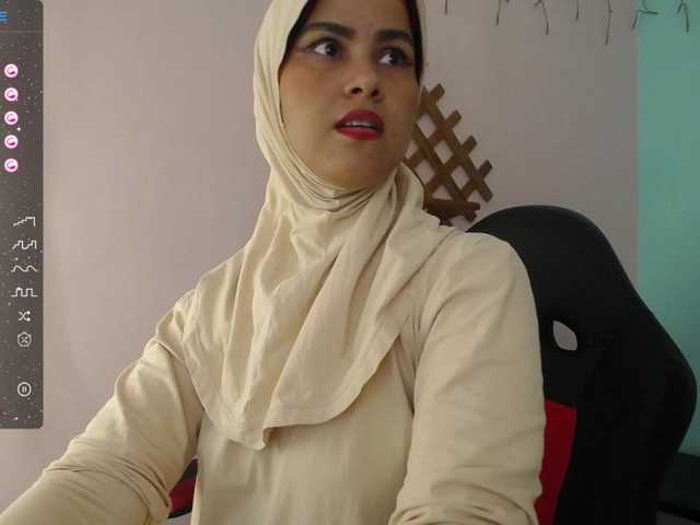 Live sex webcam photo for AishaAmin #277380416