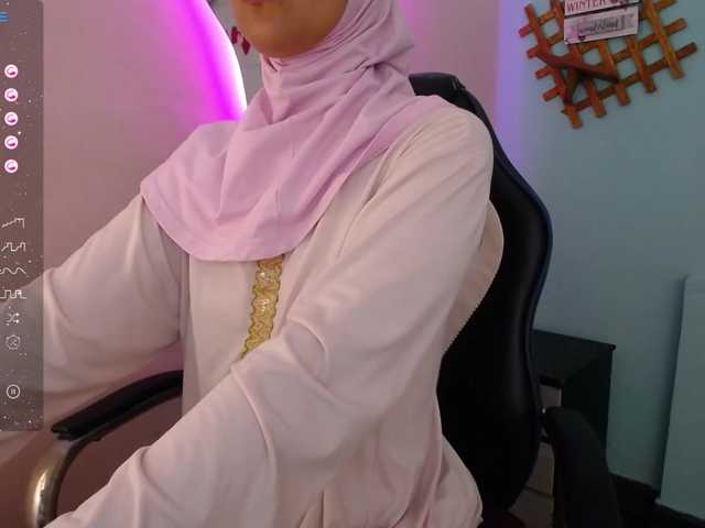 Live sex webcam photo for AishaAmin #277563712