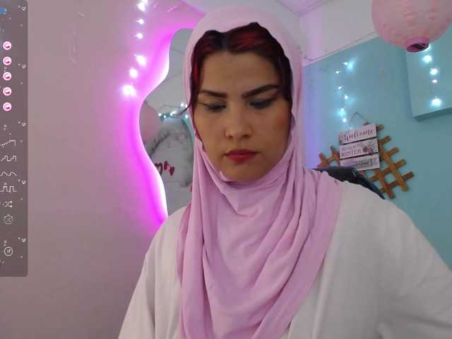 Live sex webcam photo for AishaAmin #277601355