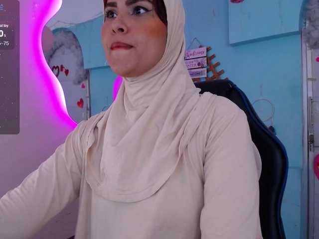 Live sex webcam photo for AishaAmin #277823966