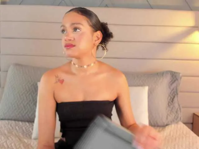 Live sex webcam photo for Alahia-Baiter #290661119