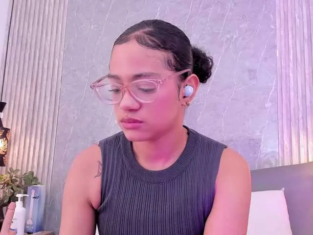 Live sex webcam photo for Alahia-Baiter #290764336