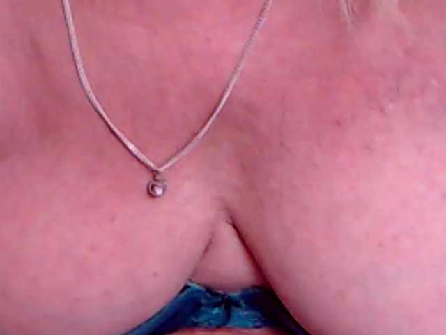 Live sex webcam photo for AlanaRichards #277696401