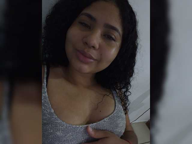 Live sex webcam photo for Alanis21 #273959901