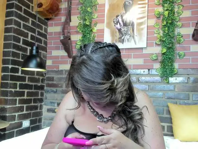 Live sex webcam photo for AlannyFox #275815279