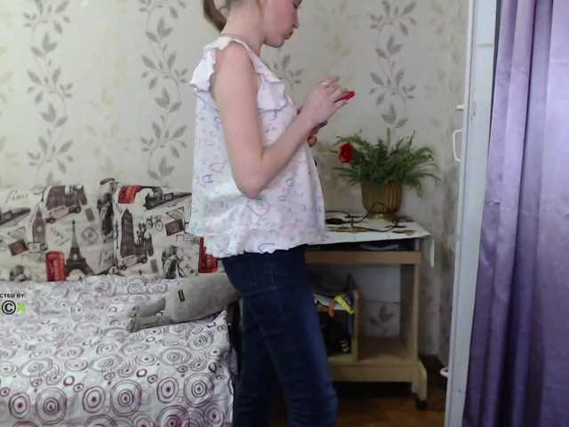 Live sex webcam photo for Alenushka888 #273085680