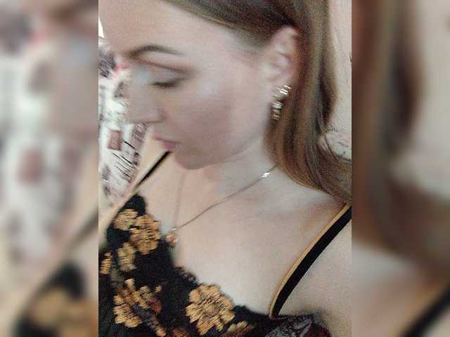 Live sex webcam photo for Alenushka888 #273403702