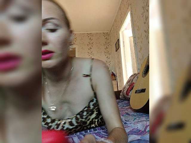 Live sex webcam photo for Alenushka888 #274298645