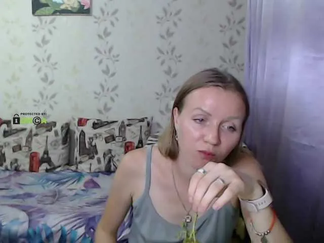 Live sex webcam photo for Alenushka888 #274649911