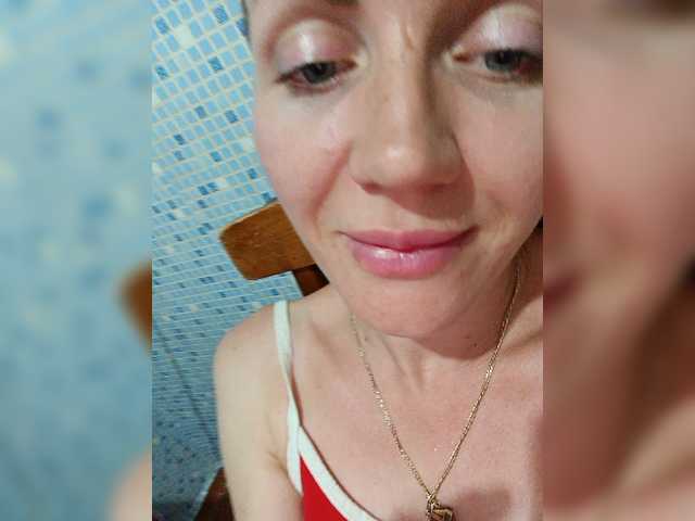 Live sex webcam photo for Alenushka888 #275527533