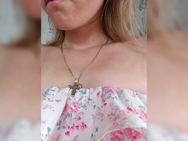 Live sex webcam photo for Alenushka888 #275956647