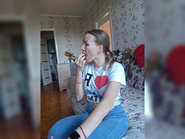 Live sex webcam photo for Alenushka888 #278179221