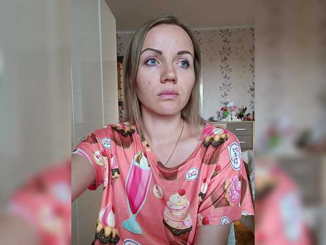 Live sex webcam photo for Alenushka888 #289656517