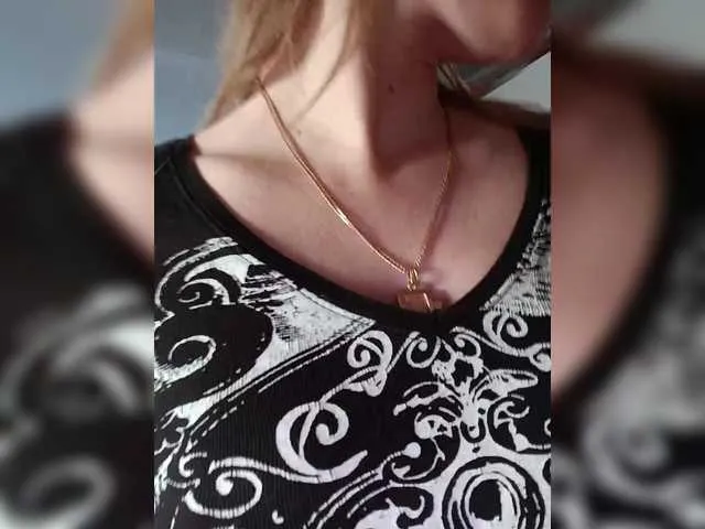 Live sex webcam photo for Alenushka888 #290540934