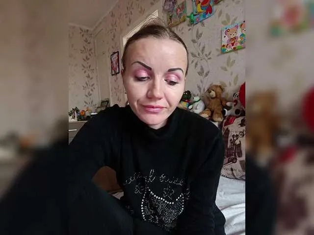 Live sex webcam photo for Alenushka888 #292080275