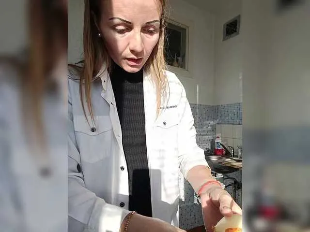 Live sex webcam photo for Alenushka888 #292101129