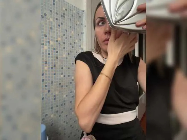 Live sex webcam photo for Alenushka888 #292281917