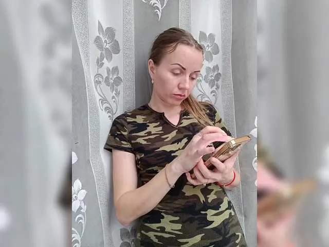 Live sex webcam photo for Alenushka888 #292423355