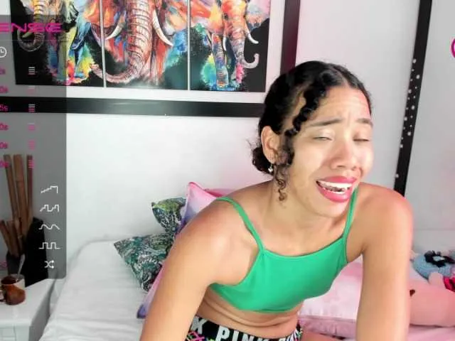 Live sex webcam photo for AlessaMayaa #275727811