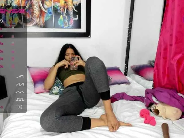 Live sex webcam photo for AlessaMayaa #275814998