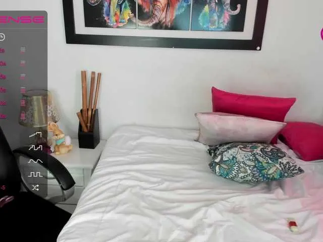 Live sex webcam photo for AlessaMayaa #275975631