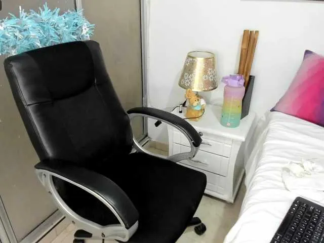 Live sex webcam photo for AlessaMayaa #276251034