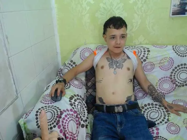 Live sex webcam photo for AlfonsoHalls #275561862