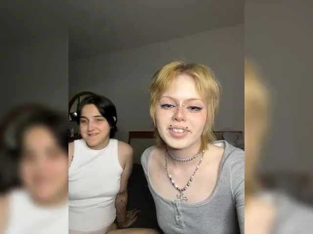 Live sex webcam photo for AliceAndMia #294056749