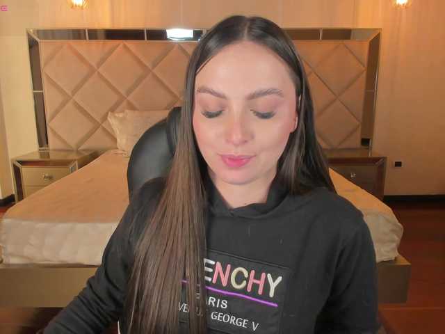 Live sex webcam photo for AliceHarper1 #290511521