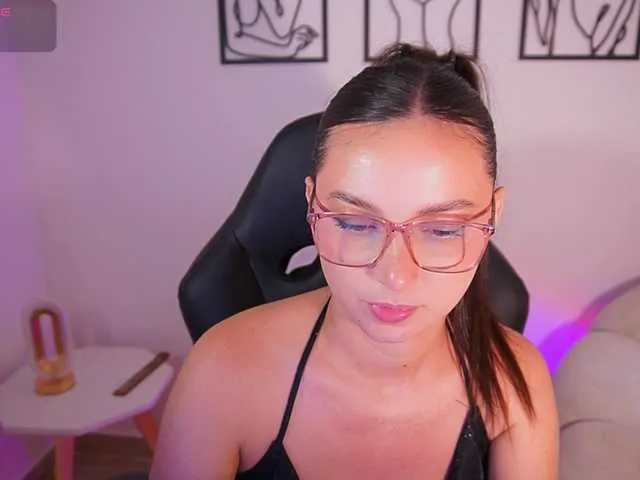 Live sex webcam photo for AliceHarper1 #294165253
