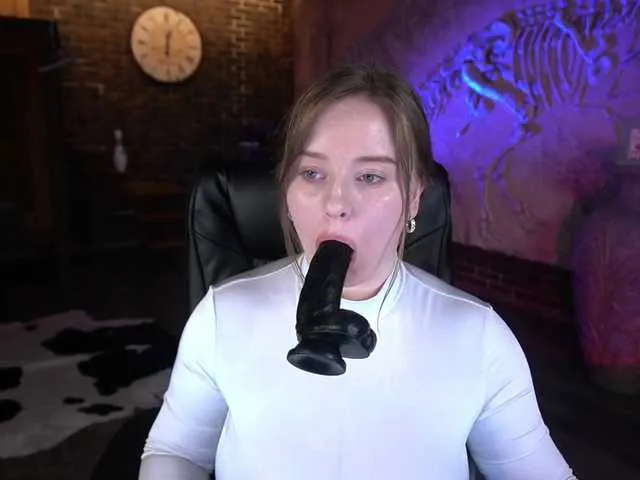 Live sex webcam photo for AliceMoonL #276221383
