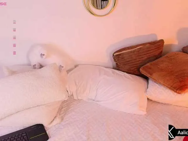 Live sex webcam photo for Aliceowenn #290879736
