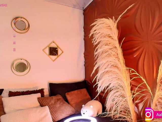 Live sex webcam photo for Aliceowenn #291904345