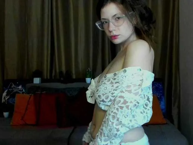 Live sex webcam photo for Aliciafolow009 #290404151