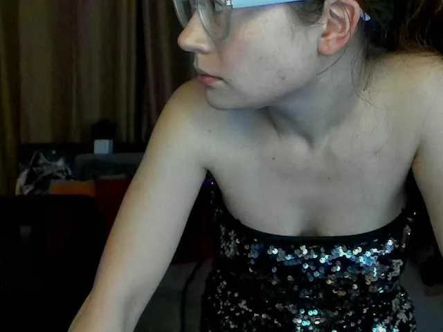 Live sex webcam photo for Aliciafolow009 #290411355