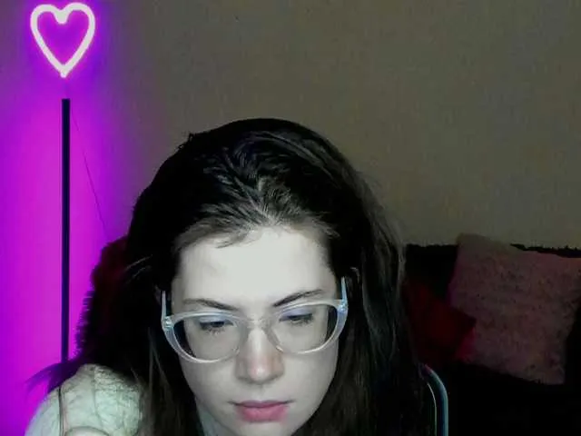 Live sex webcam photo for Aliciafolow009 #290452927