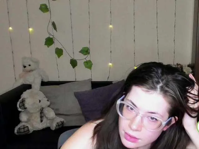 Live sex webcam photo for Aliciafolow009 #290476568