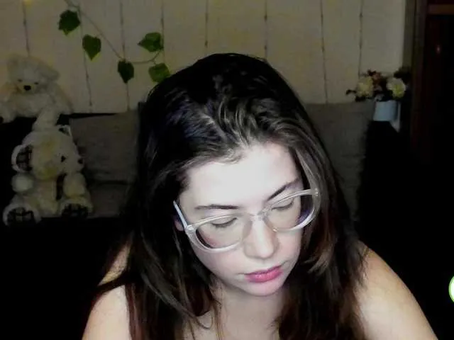 Live sex webcam photo for Aliciafolow009 #290523948