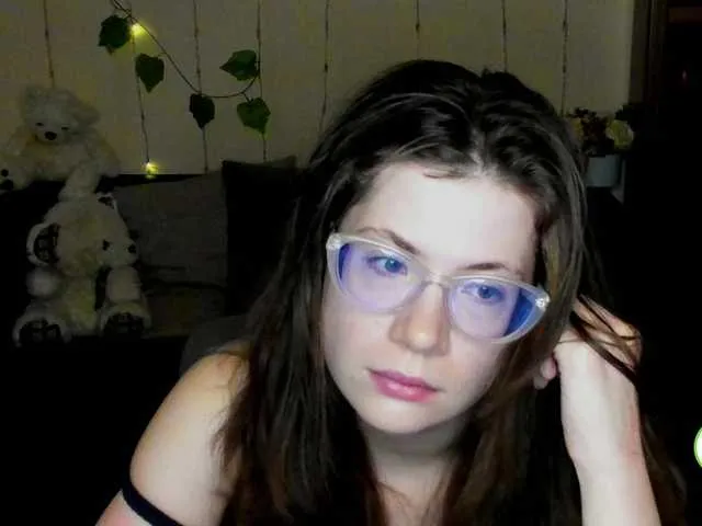 Live sex webcam photo for Aliciafolow009 #290531063