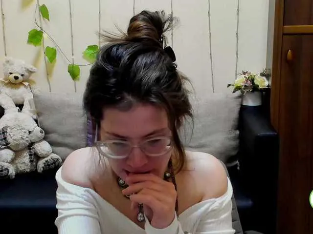 Live sex webcam photo for Aliciafolow009 #290547978